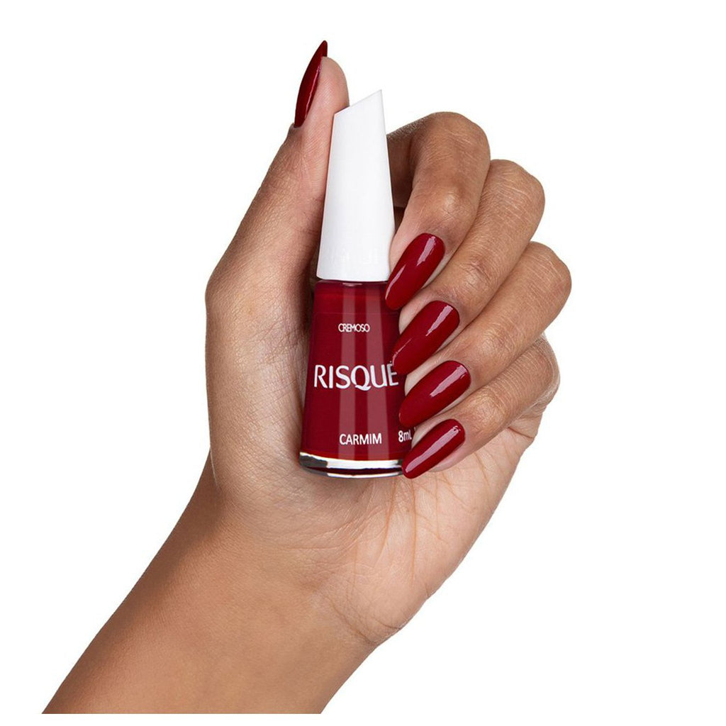 Risqué Esmalte Cremoso Carmim 8ml - na mão