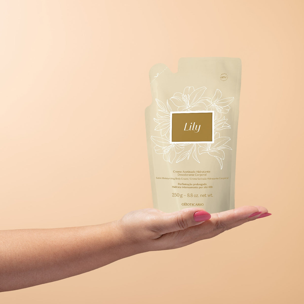 O Boticário Lily Refil Creme Acetinado 250g na mão - tamanho real