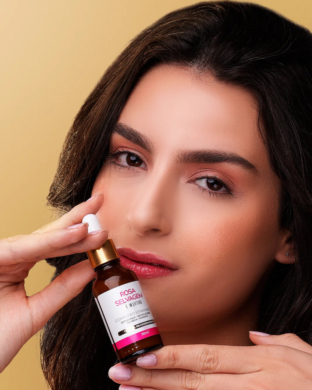 Rosa Selvagem Sérum Lifting Facial 30ml - modelo segurando o frasco