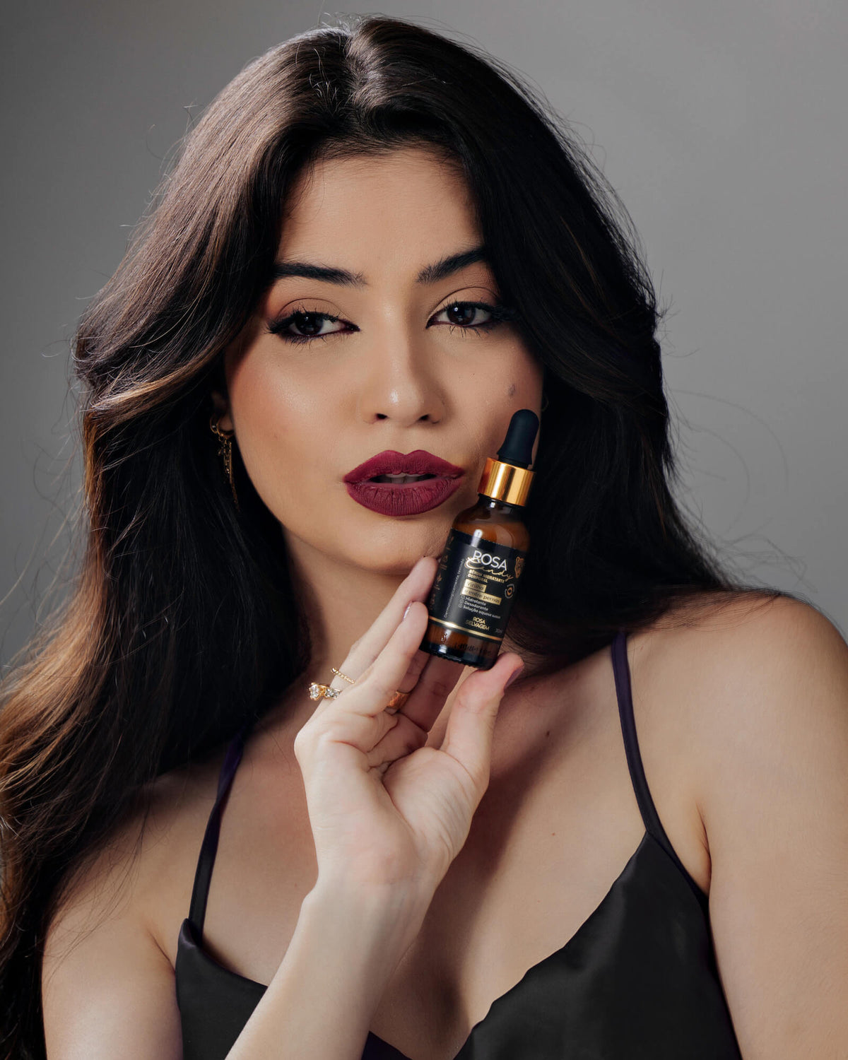 Rosa Selvagem Rosa Candy Sérum Hidratante 3 em 1 30ml - modelo segurando o frasco