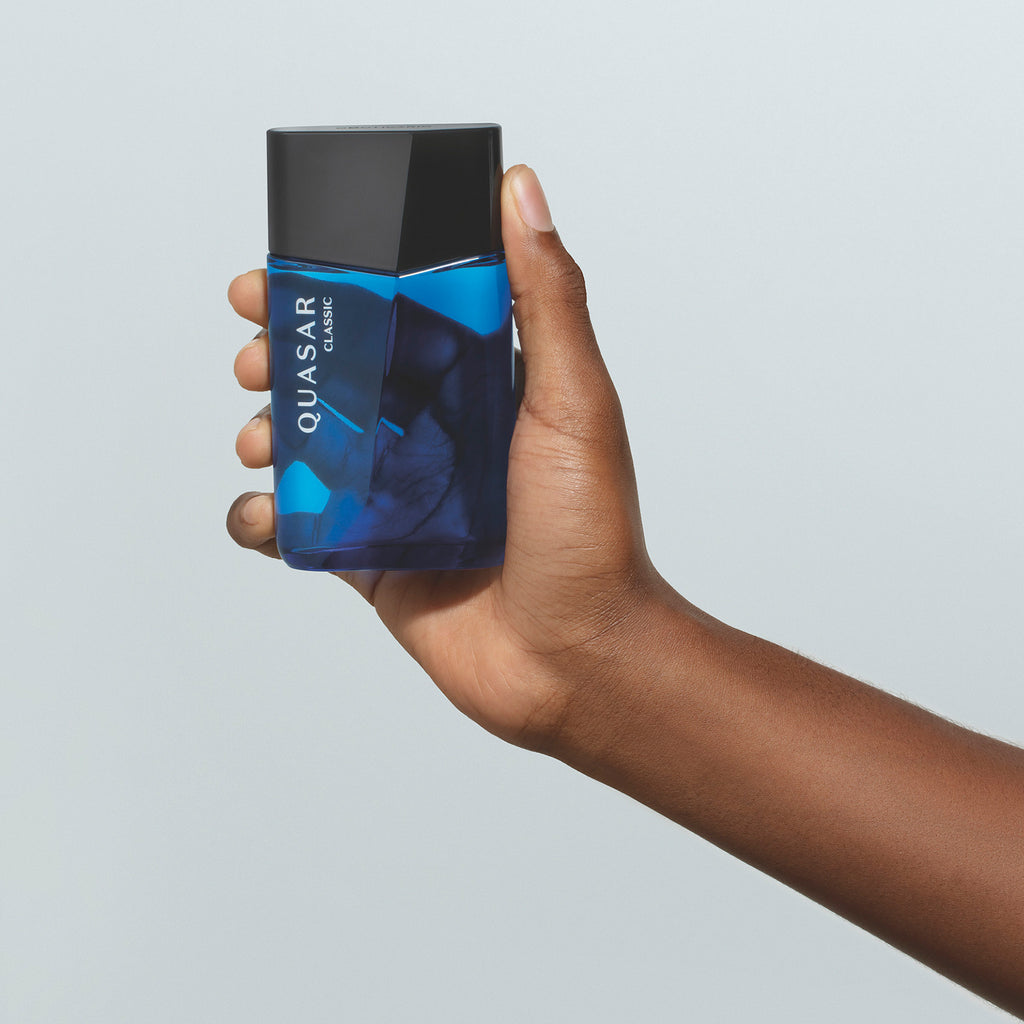O Boticário Quasar Desodorante Colônia 100ml na mão