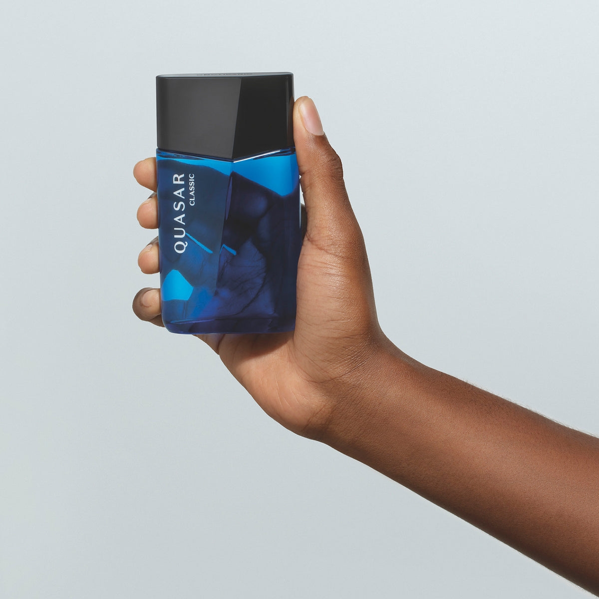 O Boticário Quasar Desodorante Colônia 100ml na mão