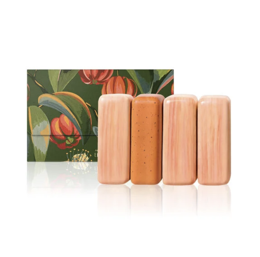 Natura Ekos Pitanga Kit Sabonete em Barra 4un - barras em pe na frente da caixa verde botanica
