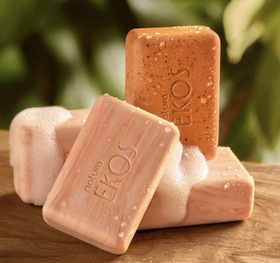 Natura Ekos Pitanga Kit Sabonete em Barra - sabonetes cremosos e esfoliante com espuma sobre madeira
