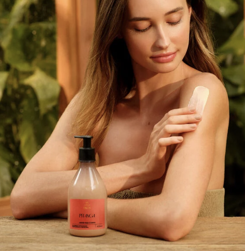 Natura Ekos Pitanga Creme Hidratante 400ml - modelo aplicando creme no braco ao ar livre